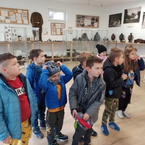 Oddział przedszkolny 0a odwiedziły Izbę Pamięci w Grabowcu