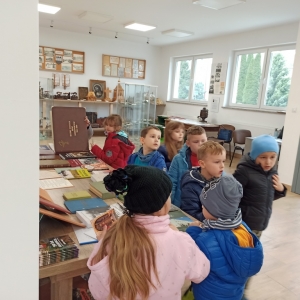 Oddział przedszkolny 0a odwiedziły Izbę Pamięci w Grabowcu